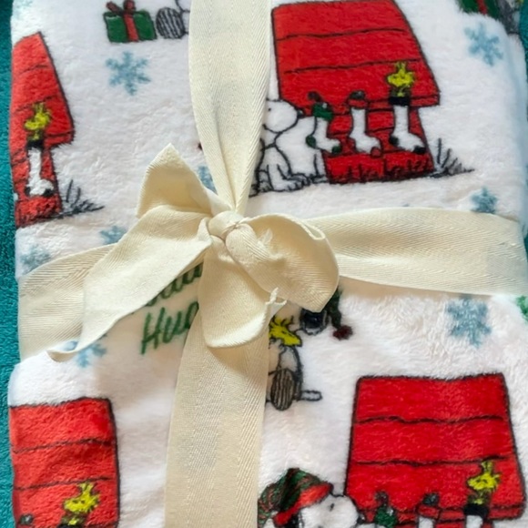 NWT Peanuts Snoopy Christmas Holiday Hugs Blanket Throw - Picture 2 of 6